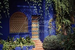 Image du Maroc Professionnelle de  Le Jardin Majorelle une pure merveille crée par le peintre français Jacques Majorelle, qui a eu le coup de foudre pour Marrakech. Yves Saint Laurent et Pierre Bergé font l’acquisition de ce havre de paix durant les années quatre-vingt où Yves Saint Laurent dessina plusieurs pièces. son voeux était de faire de ce parc une œuvre d’art vivante. On y découvre des plantes provenant des cinq continents, yuccas d’Océanie, lotus d’Asie, cactus d’Amérique, palmiers d’Afrique et cyprès d’Europe …, à Marrakech le Lundi 18 Août 1997. ((Photo / Abdeljalil Bounhar) 